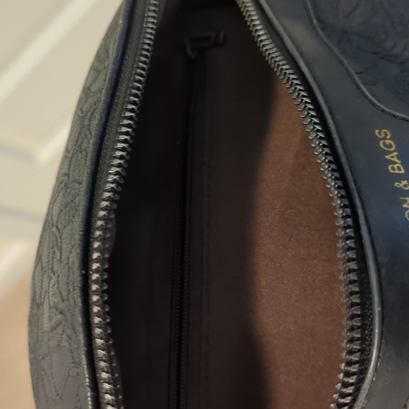 Fashion & Bags Leather Floral Designed Crossbody w/Link Chain & Adjustable Strap - Picture 9 of 12